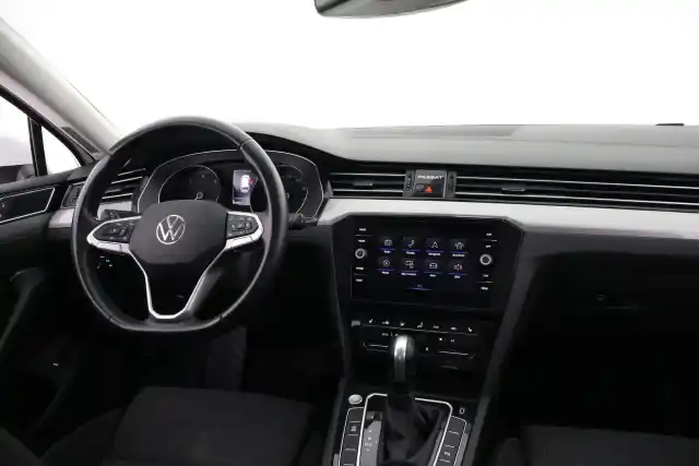 Valkoinen Farmari, Volkswagen Passat – IOT-369