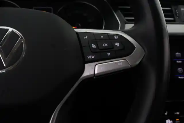 Valkoinen Farmari, Volkswagen Passat – IOT-369