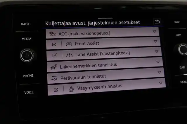 Valkoinen Farmari, Volkswagen Passat – IOT-369