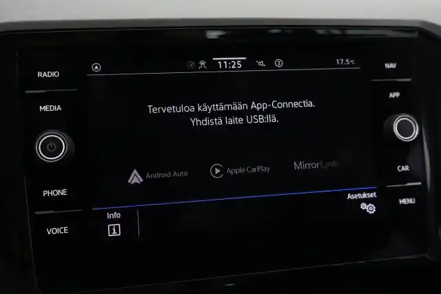 Valkoinen Farmari, Volkswagen Passat – IOT-369