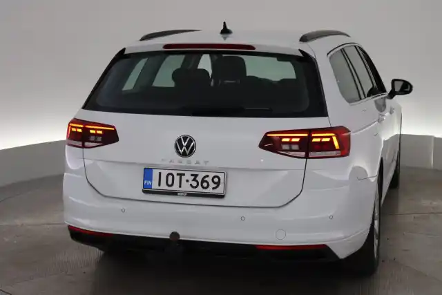 Valkoinen Farmari, Volkswagen Passat – IOT-369