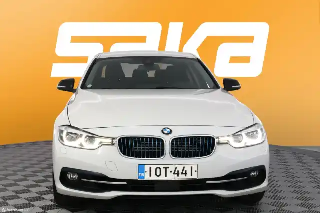 Valkoinen Sedan, BMW 330 – IOT-441