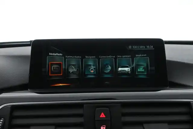 Valkoinen Sedan, BMW 330 – IOT-441