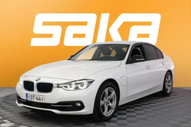 Valkoinen Sedan, BMW 330 – IOT-441