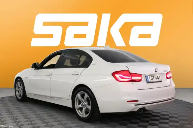 Valkoinen Sedan, BMW 330 – IOT-441