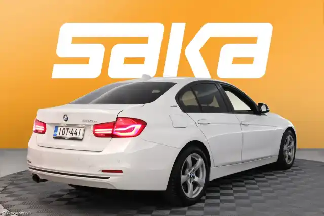 Valkoinen Sedan, BMW 330 – IOT-441