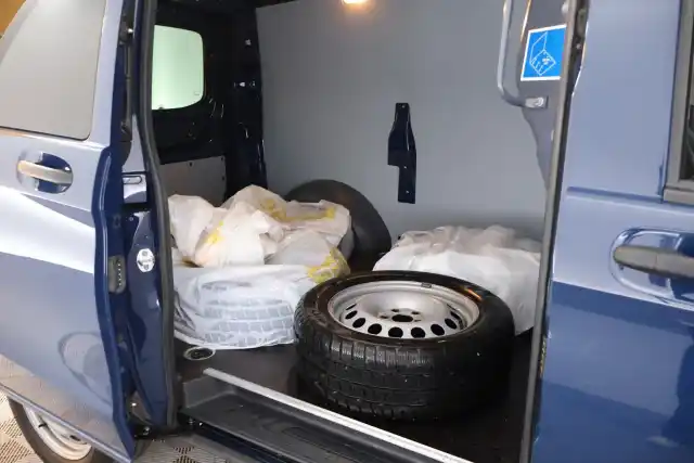 Sininen Pakettiauto, Mercedes-Benz Vito – IOT-741