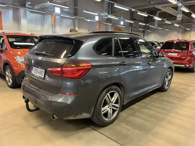 Harmaa Maastoauto, BMW X1 – IOU-492