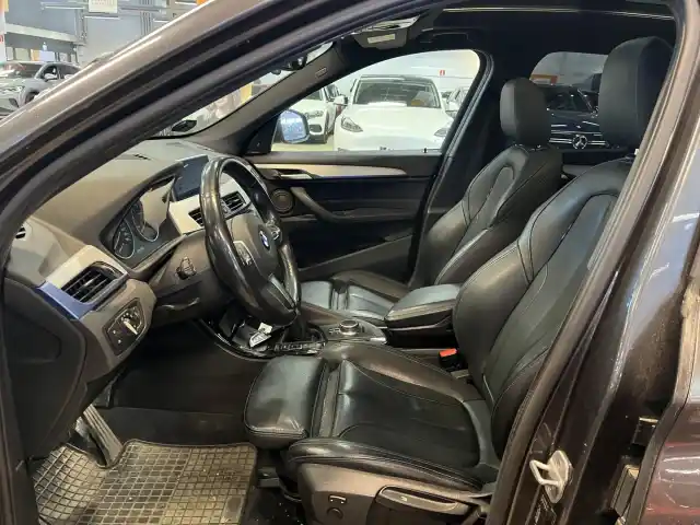 Harmaa Maastoauto, BMW X1 – IOU-492