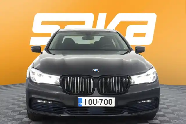Harmaa Sedan, BMW 730 – IOU-700