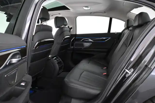 Harmaa Sedan, BMW 730 – IOU-700