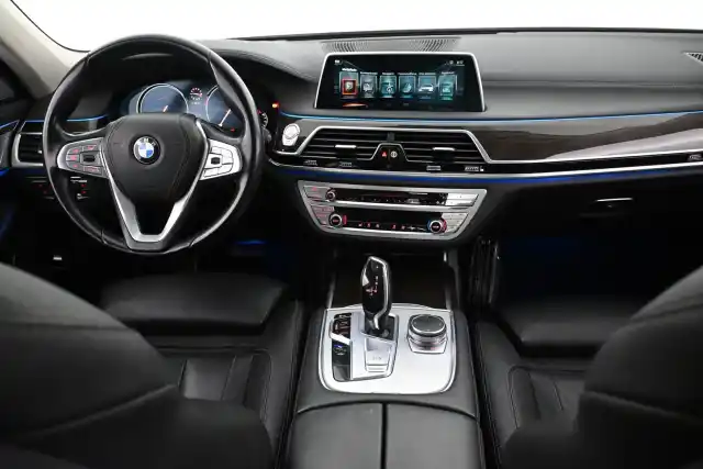 Harmaa Sedan, BMW 730 – IOU-700