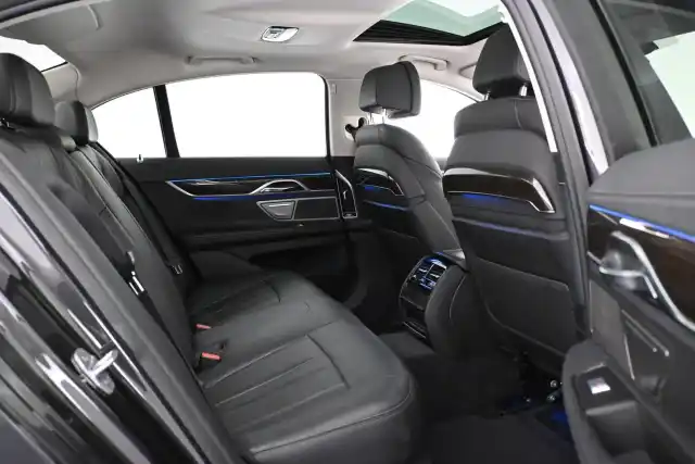 Harmaa Sedan, BMW 730 – IOU-700