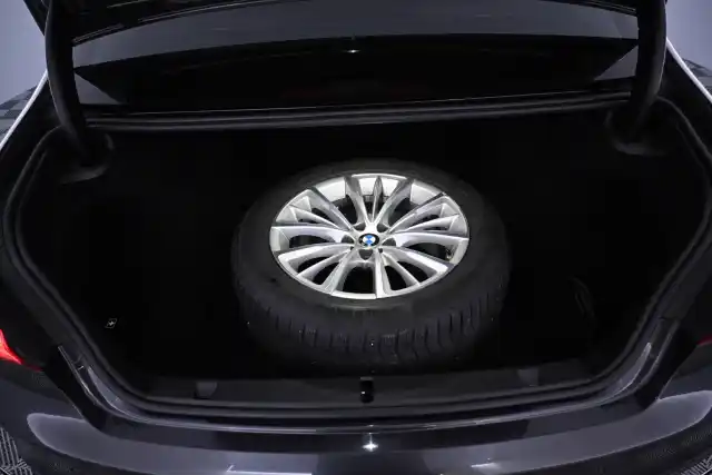 Harmaa Sedan, BMW 730 – IOU-700