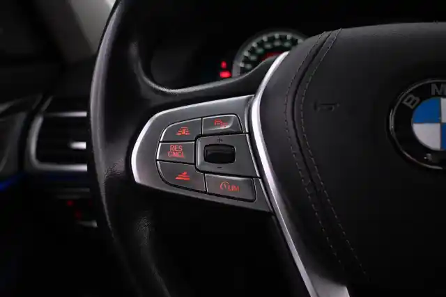 Harmaa Sedan, BMW 730 – IOU-700