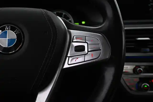 Harmaa Sedan, BMW 730 – IOU-700