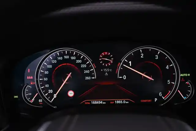 Harmaa Sedan, BMW 730 – IOU-700