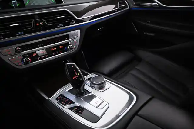Harmaa Sedan, BMW 730 – IOU-700