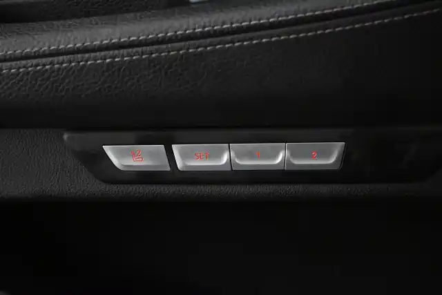 Harmaa Sedan, BMW 730 – IOU-700