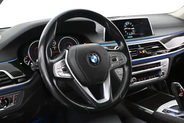 Harmaa Sedan, BMW 730 – IOU-700