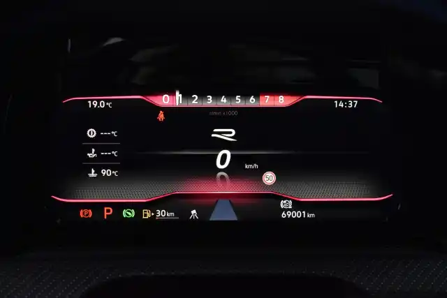 Sininen Viistoperä, Volkswagen Golf – IOV-811