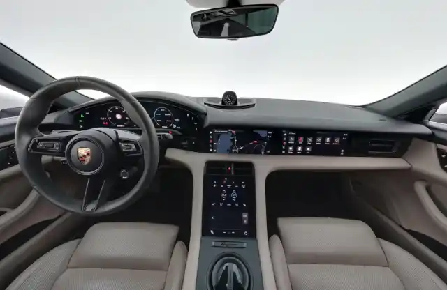 Valkoinen Sedan, Porsche Taycan – IOV-875