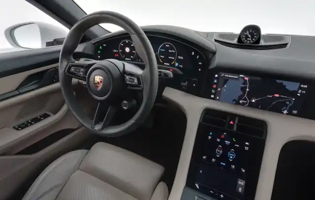Valkoinen Sedan, Porsche Taycan – IOV-875