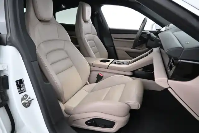 Valkoinen Sedan, Porsche Taycan – IOV-875