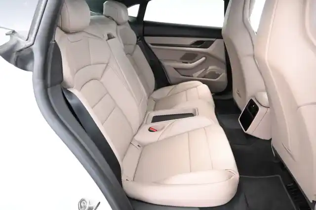 Valkoinen Sedan, Porsche Taycan – IOV-875