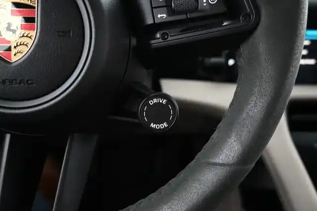 Valkoinen Sedan, Porsche Taycan – IOV-875