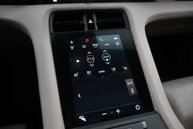 Valkoinen Sedan, Porsche Taycan – IOV-875