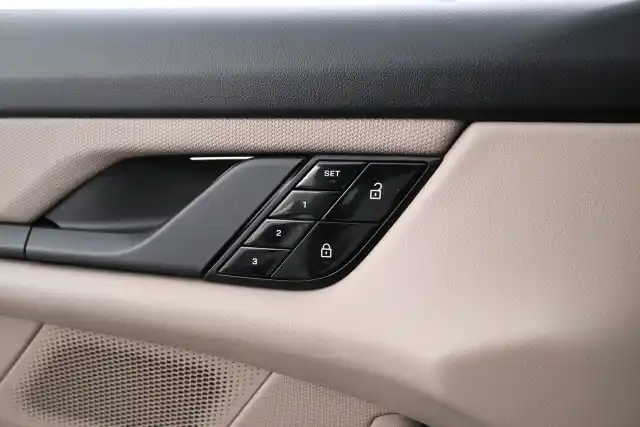 Valkoinen Sedan, Porsche Taycan – IOV-875