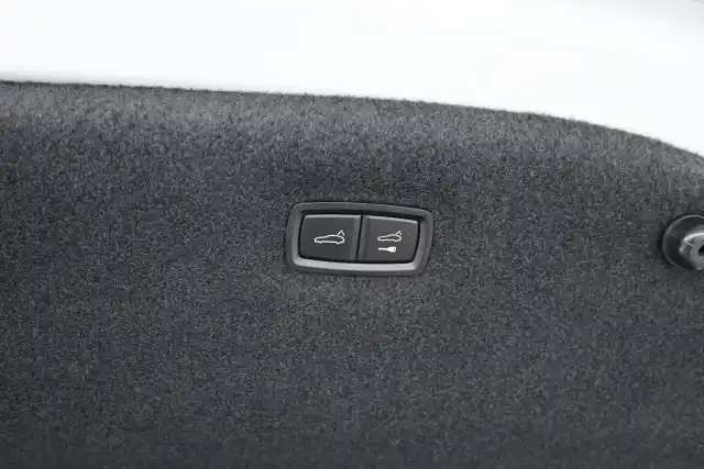 Valkoinen Sedan, Porsche Taycan – IOV-875