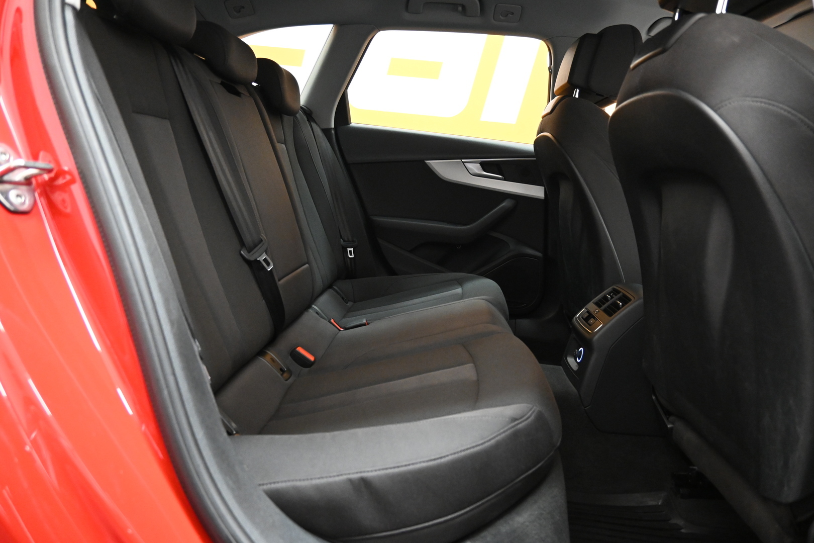 Punainen Farmari, Audi A4 – IOX-368