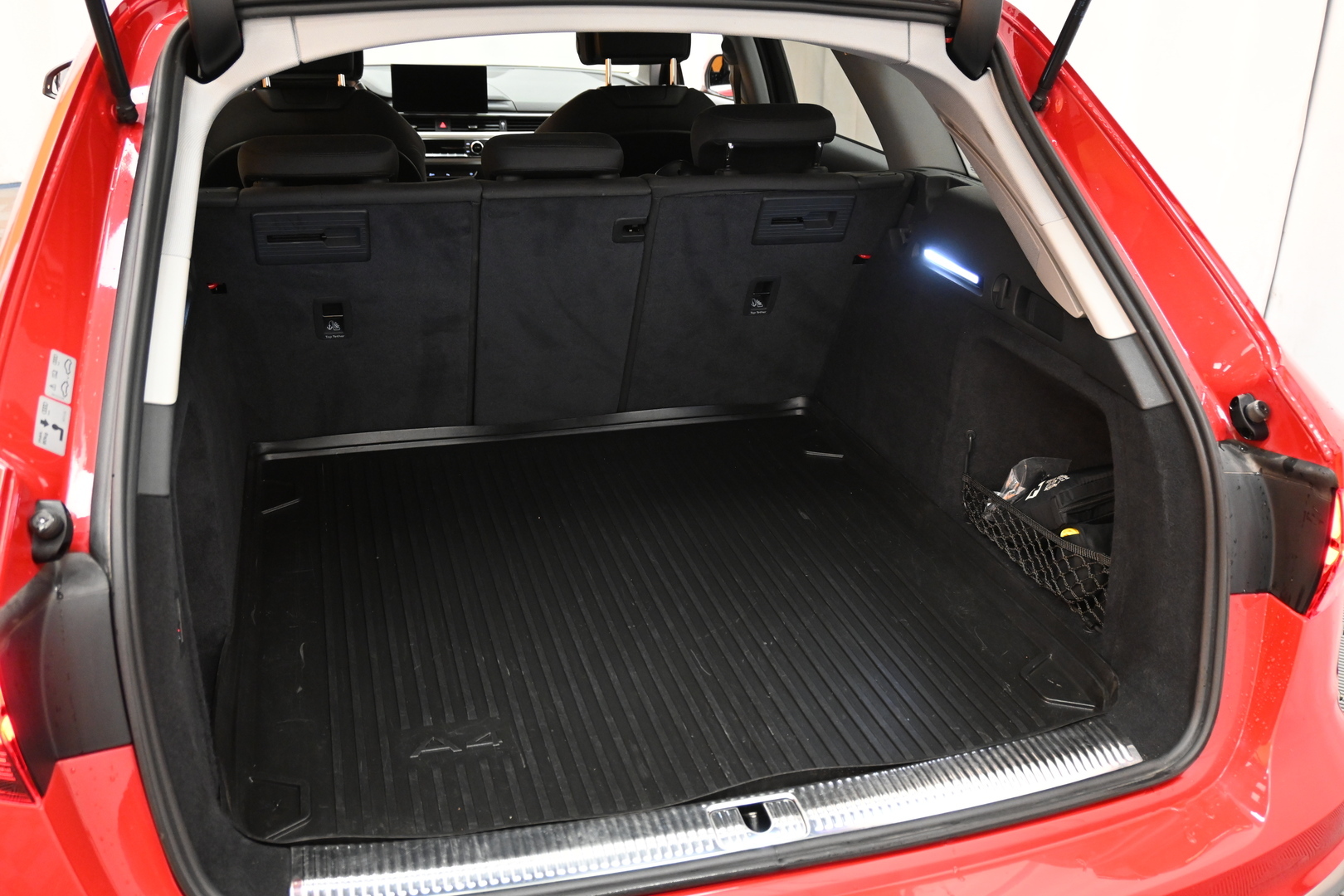Punainen Farmari, Audi A4 – IOX-368