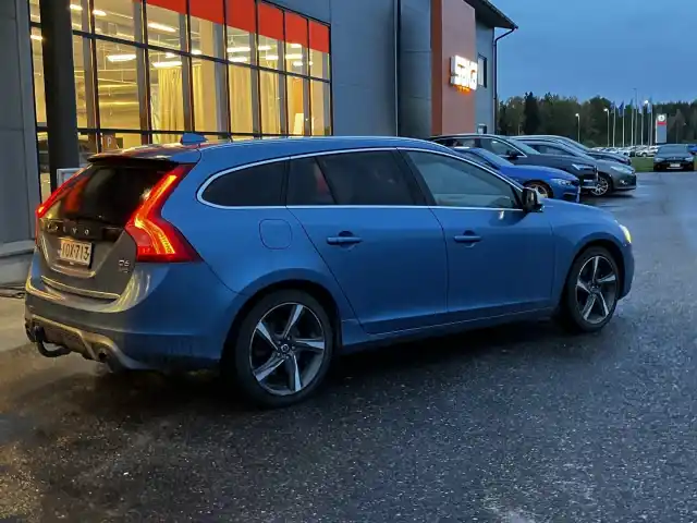 Sininen Farmari, Volvo V60 – IOX-713