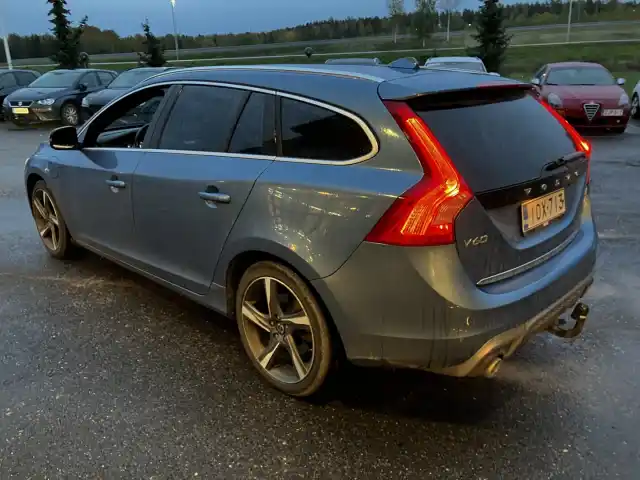 Sininen Farmari, Volvo V60 – IOX-713