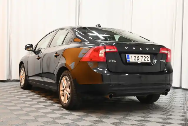 Musta Sedan, Volvo S60 – IOX-722