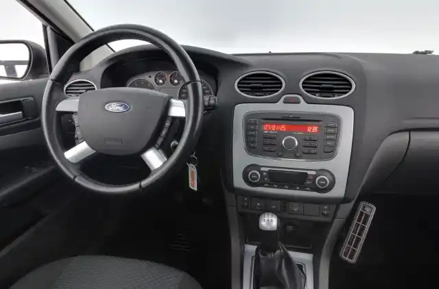 Harmaa Viistoperä, Ford Focus – IOZ-252