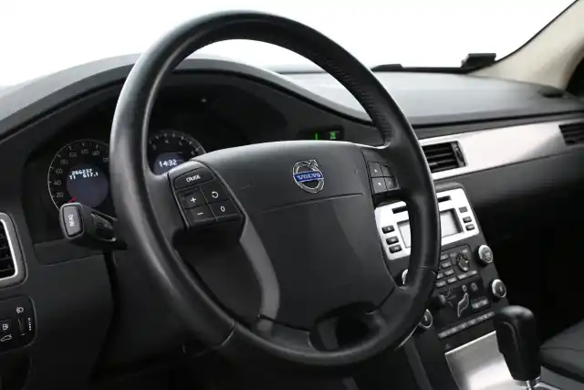 Valkoinen Farmari, Volvo V70 – IOZ-379