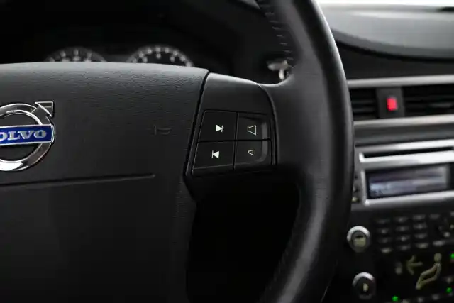 Valkoinen Farmari, Volvo V70 – IOZ-379