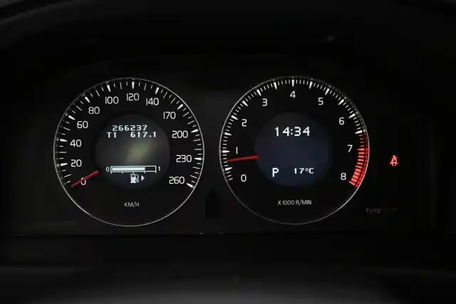 Valkoinen Farmari, Volvo V70 – IOZ-379