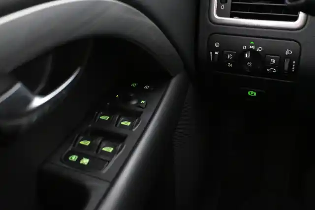 Valkoinen Farmari, Volvo V70 – IOZ-379