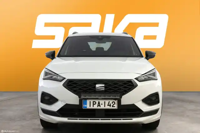 Valkoinen Maastoauto, Seat Tarraco – IPA-142