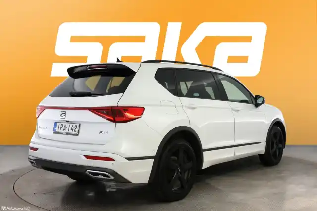 Valkoinen Maastoauto, Seat Tarraco – IPA-142