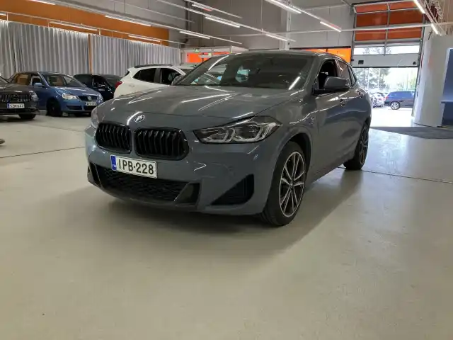 Harmaa Maastoauto, BMW X2 – IPB-228