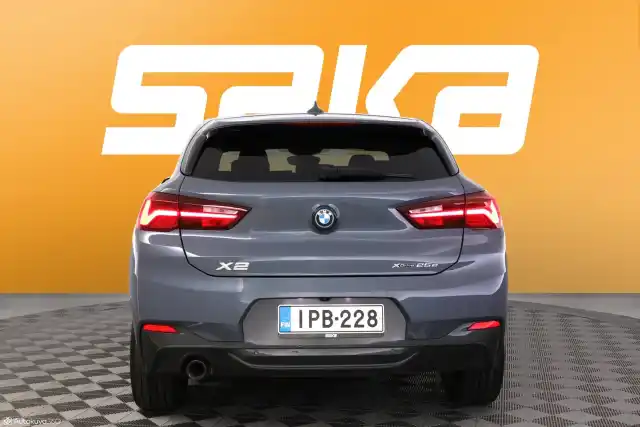 Harmaa Maastoauto, BMW X2 – IPB-228