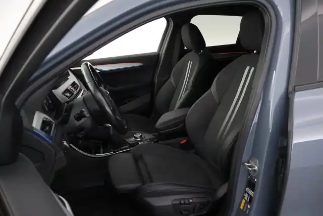 Harmaa Maastoauto, BMW X2 – IPB-228