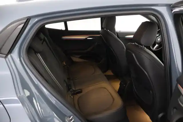 Harmaa Maastoauto, BMW X2 – IPB-228