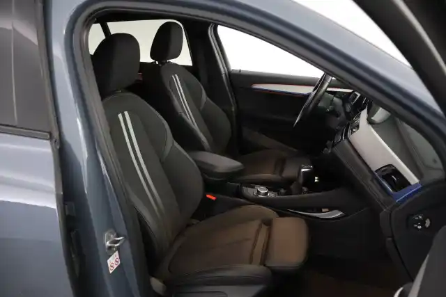 Harmaa Maastoauto, BMW X2 – IPB-228